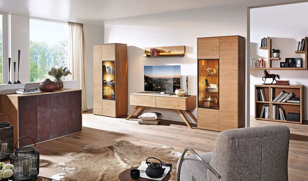 Wohnen - ein komplett aus Holz gefertigter TV-Ständer mit hohen Beinen und Schränken mit geschlossenen und Glasböden