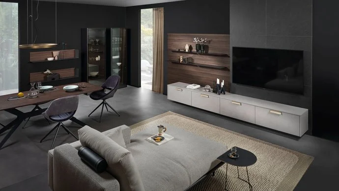 ewe-Cemento-Grenzenlose Wohnlichkeit Wohnzimmergestaltung mit grauem Sofa, grauem Sideboard und Vitrinenschränken