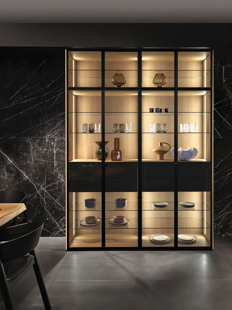 Beleuchtete hohe Vitrine, innen ausgekleidet mit hellem Holzfurnier