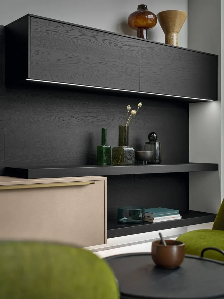 Wohnwandgestaltung in schwarzer Eiche und sandfarbener Betonoberfläche