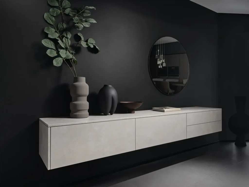 Langer, niedriger weißer Wandschrank mit dekorativer Vase