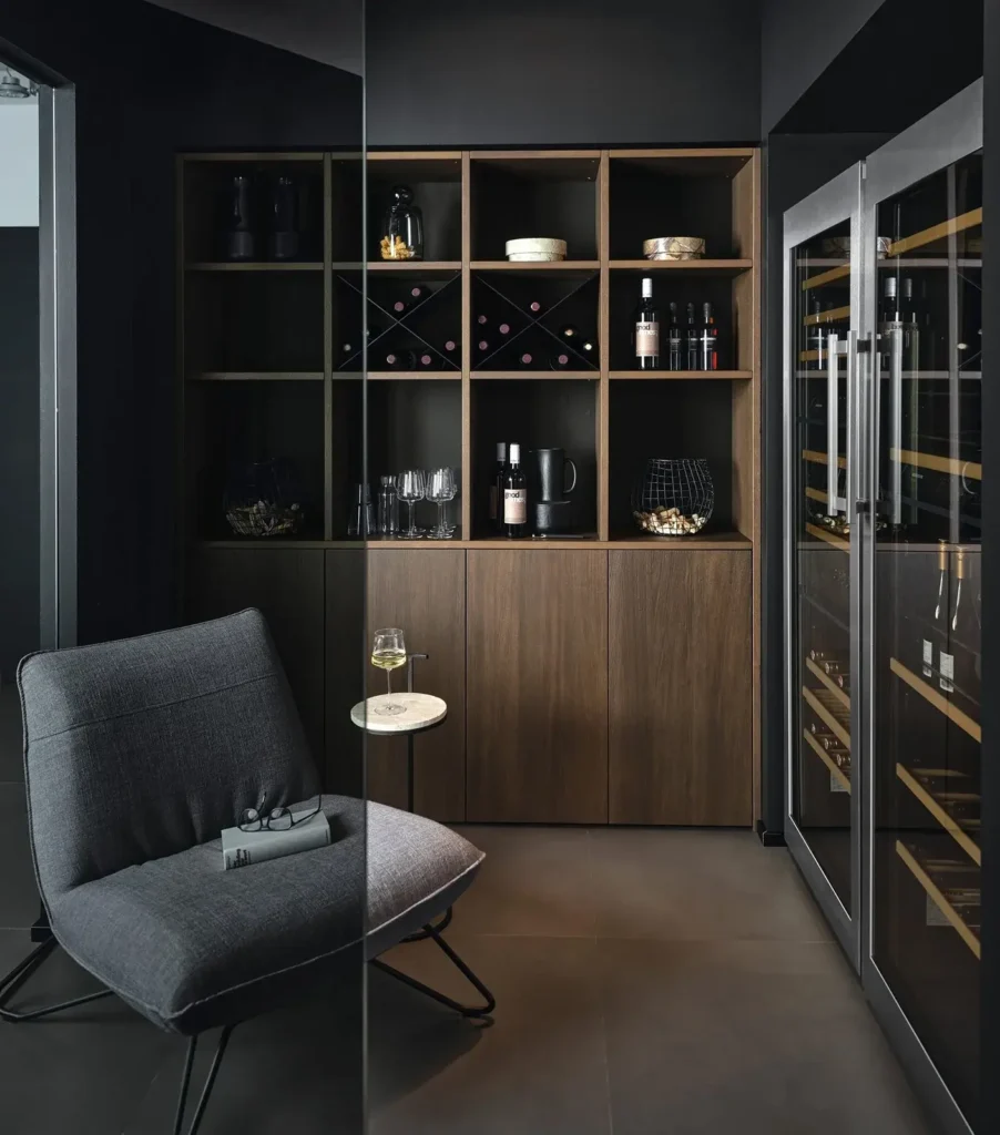 Gemütlicher moderner Weinkeller mit einem Tisch und einem Stuhl