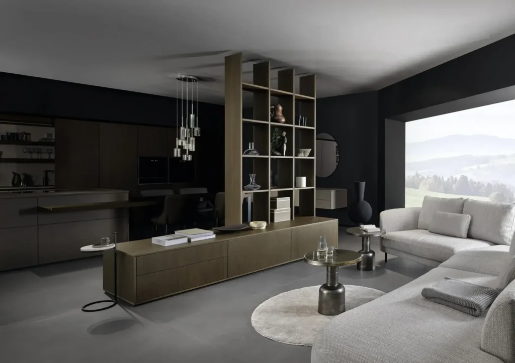 Wohnzimmergestaltung mit Sideboard und offenem Regal aus Raumtrenner