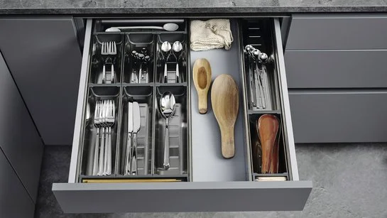 ewe Edelstahl-Besteckeinsatz mit Facheinteilung 60 cm Besteckschalen-Set aus Edelstahl in einer offenen Küchenschublade