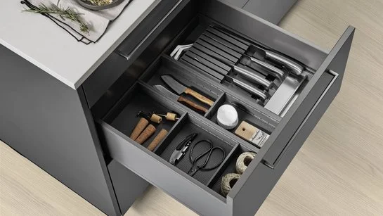ewe Ladeneinsatz | Besteckeinsatz | AmbiaLine | Legrabox 58 cm Messereinsatz und Utensilieneinsatz in einer geöffneten Schublade in einer Kücheninsel