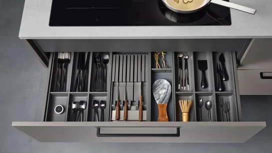 ewe Legrabox AmbiaLine Besteckeinsatz-Kombination 100 cm Besteckeinsatz-Kombination mit Messerhalter in offener Küchenschublade