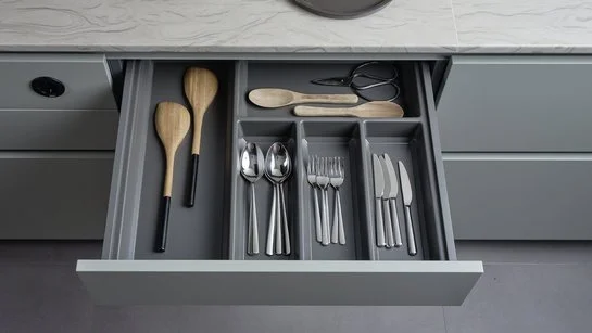 ewe Legrabox AmbiaLine Kunststoff-Besteckeinsatz in basaltgrau 60 cm Kunststoff-Besteckeinsatz in basaltgrau in einer offenen Küchenschublade