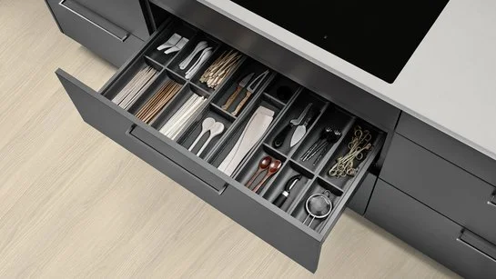 ewe Legrabox AmbiaLine Ladeneinsatz-Set aus Stahlblech oriongrau 58 cm Besteckeinsatz in einer geöffneten Schublade in einer Kücheninsel