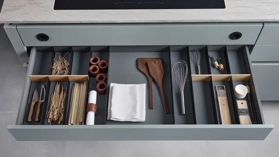 ewe Legrabox SpaceLine Besteckeinsatz in schwarz eloxiert 120 cm Besteckeinsatz mit Querteilern aus Holz und Anti-Rutsch-Matten in Küchenschublade