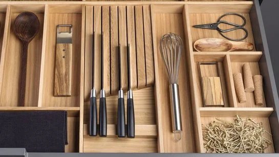 ewe Messereinsatz in Eiche für 7 Messer 19 cm Besteckeinsatz aus Eiche inklusive Holz-Messereinsatz in offener Schublade in der Küche