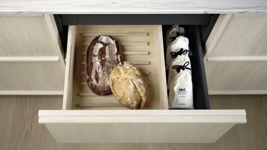 ewe Nordic in eiche weiß, Brotelement 36 cm Geöffnete Schublade in Küchenzeile in heller eiche mit zwei Brotlaiben darin