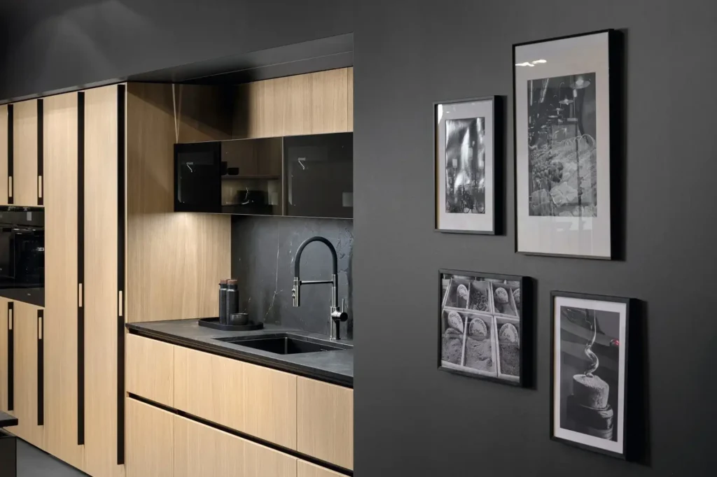 Moderne Küche mit Holzschränken und schwarzen Wänden
