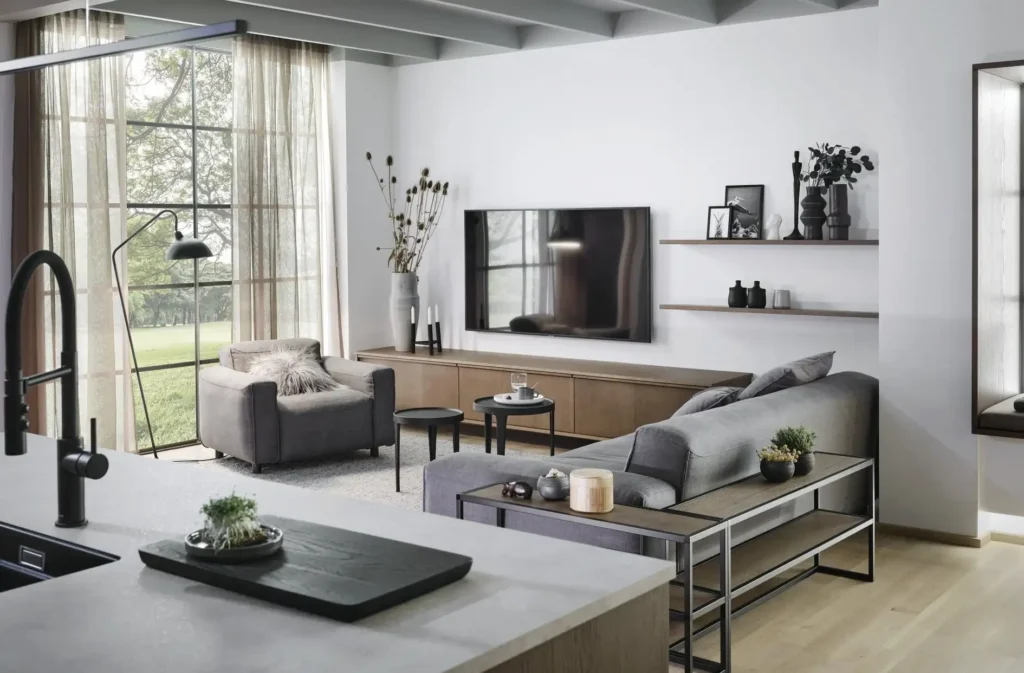 Modernes Wohnzimmer mit offener Küche und bequemer Couch