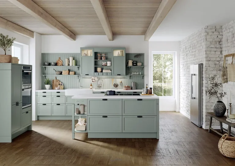 landhaus - Küche mit zartblauen matten Paneelen