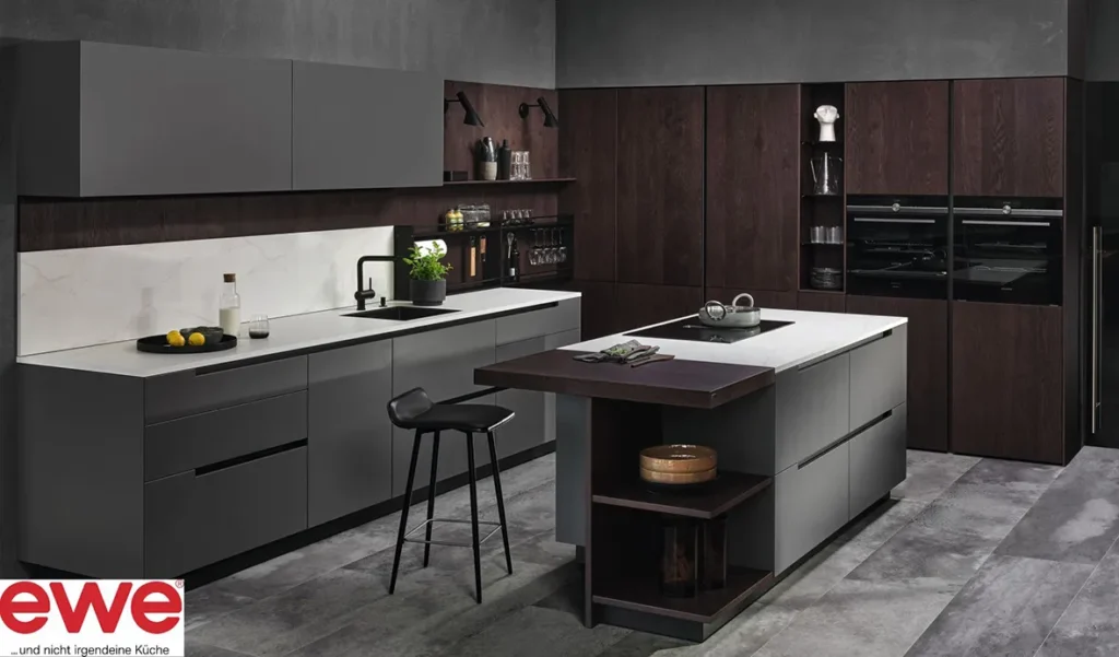 Moderne Küche mit dunklem Holz und grauen matten Paneelen und Kochinsel mit weißen Arbeitsplatten