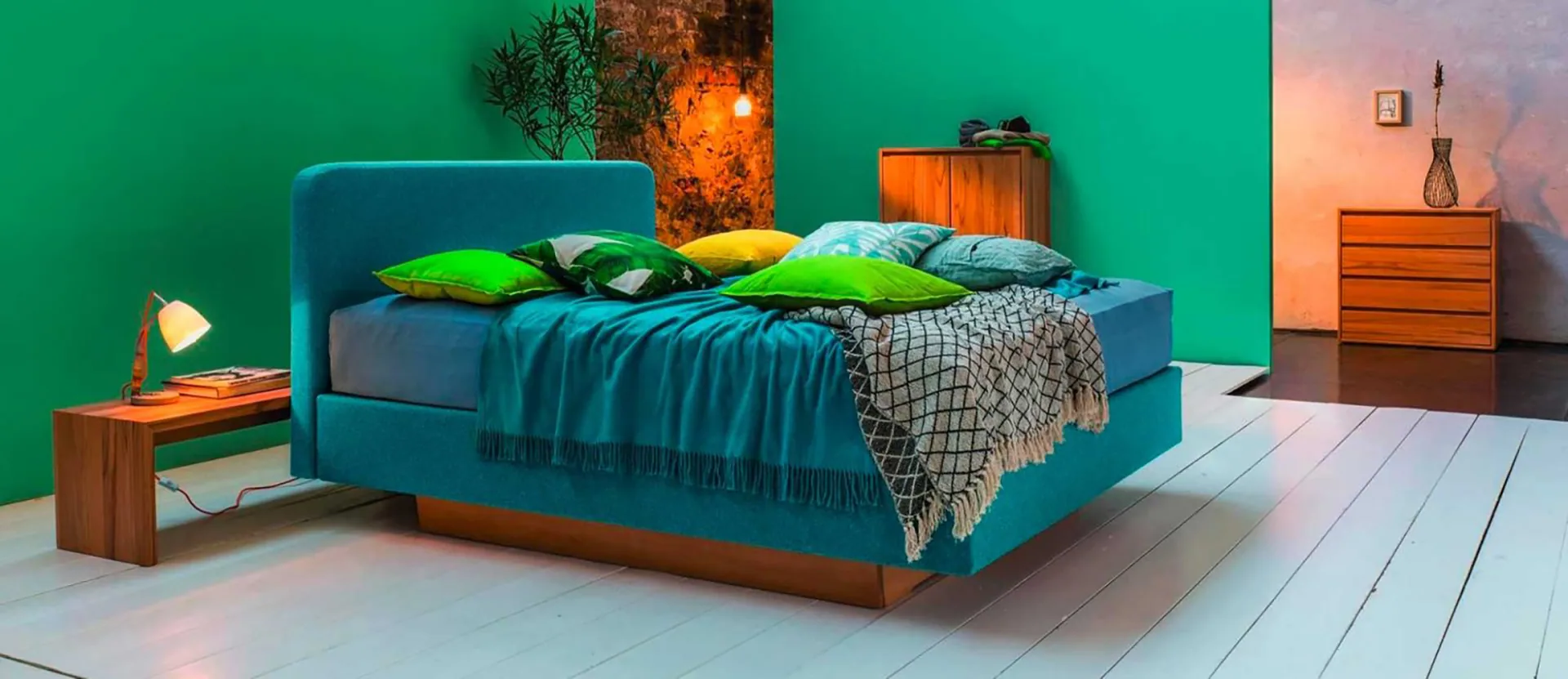 schlafen - modernes Bett mit weichem tuerkisfarbenem Kopfteil schlafen - modernes Bett mit weichem türkisfarbenem Kopfteil