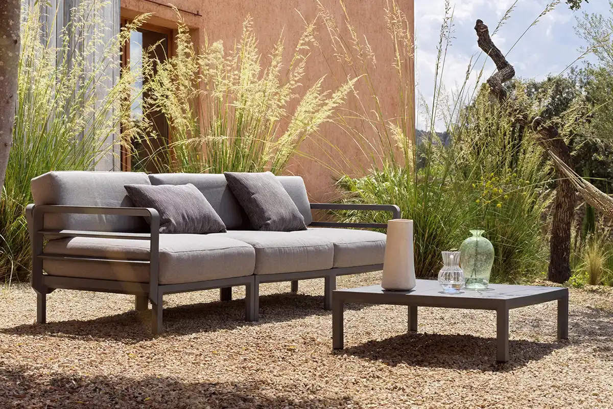 wv - Outdoor Möbel - Nardi Weiche graue Outdoor-Couch und Couchtisch stehen vor Gebäude