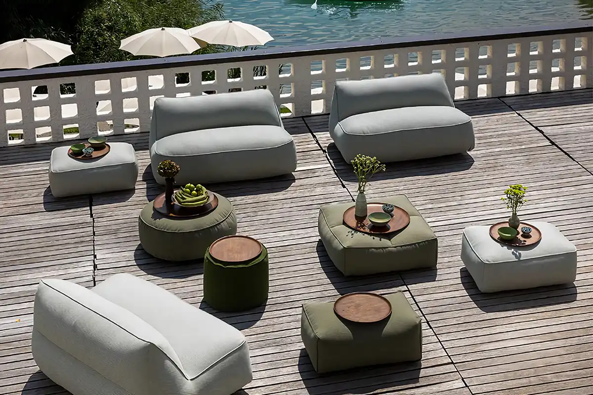wv - Outdoor Möbel - Sackit Weiche Gartenmöbel in Grün und Beige stehen auf einer Holzterrasse