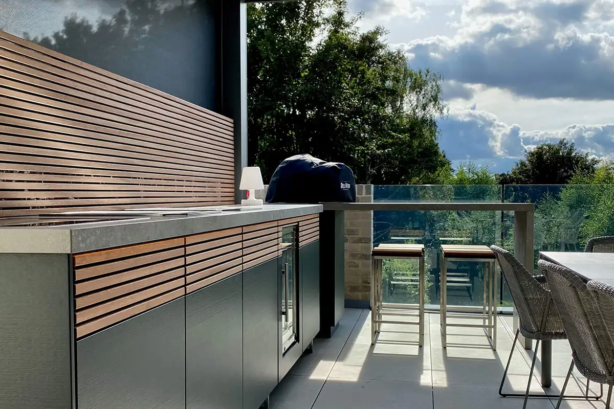 wv - Outdoorküche - Cubic-C2 Eine Außenküche mit einem Tisch und Stühlen