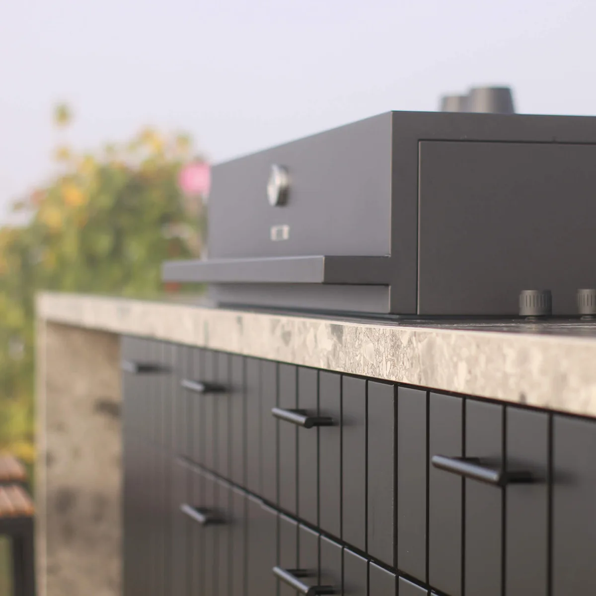 wv - Outdoorküche - Cubic-C4 Nahaufnahme eines Grills in einer Outdoor-Küche bei klarem Wetter