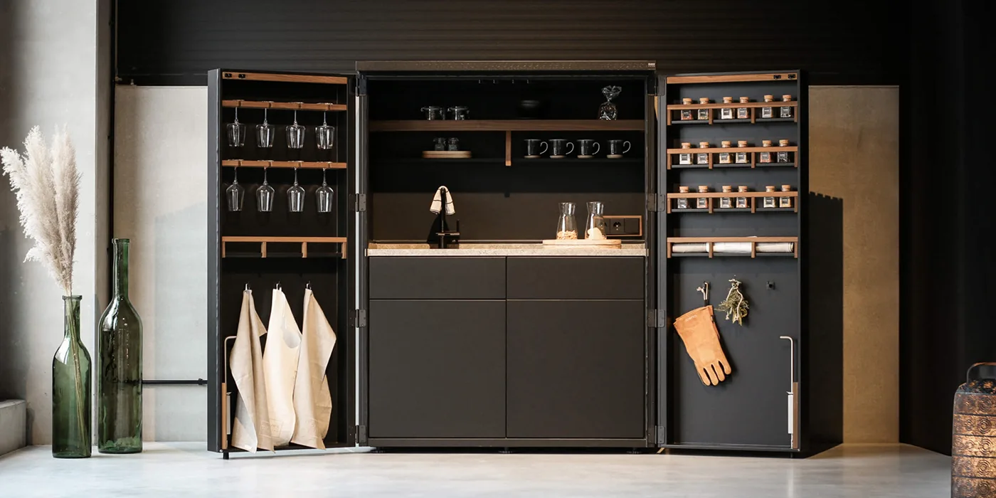 wv - Outdoorküche - Cubic - KIAC Mobile Outdoor-Küche mit vollständig verschließbaren Schränken und in die Türen integrierten Regalen.