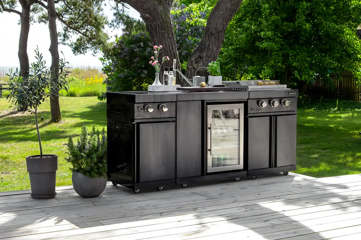 wv - Outdoorküche - myoutdoorkitchen-black-collection Eine Außenküche mit einem Waschbecken und einem Kühlschrank